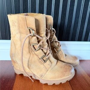 Sorel Women's Tan Suede Lace-Up Lug Ankle Boots